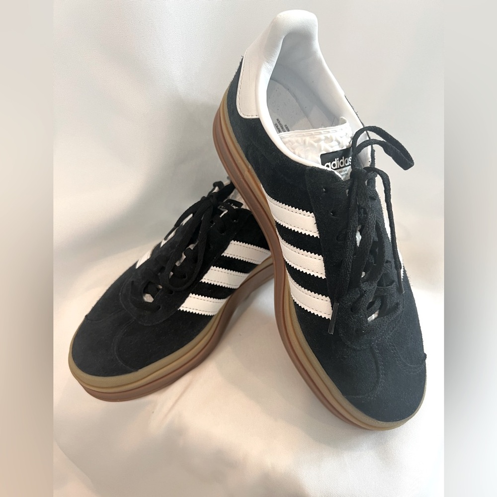 Women’s Adidas Gazelle sneakers in Black and White Classic Suede size 9